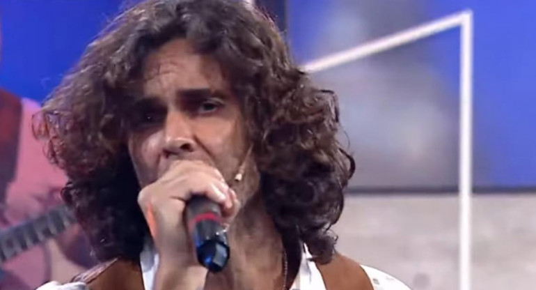Mariano Martínez se lanzó como cantante junto a su banda y las redes sociales no lo perdonaron