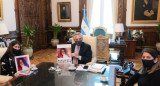 Alberto Fernández junto a la madre de Guadalupe Lucero en Casa Rosada