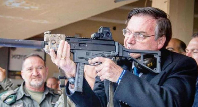 Jair Bolsonaro con un arma de fuego