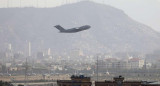 Un avión militar despega del Aeropuerto Internacional Hamid Karzai de Kabul, Afganistán. (Foto: EFE)