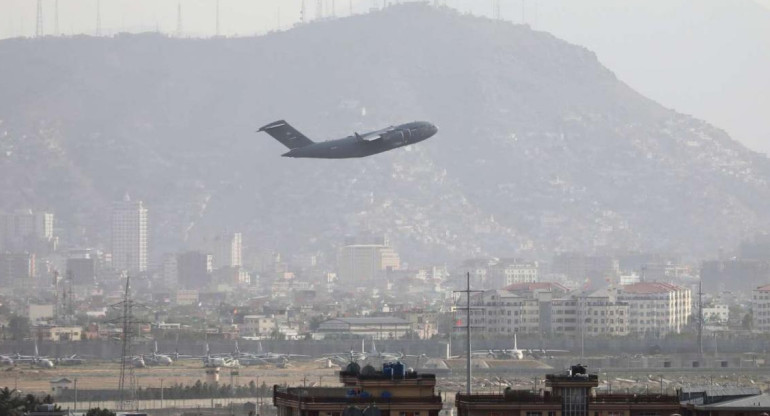 Un avión militar despega del Aeropuerto Internacional Hamid Karzai de Kabul, Afganistán. (Foto: EFE)