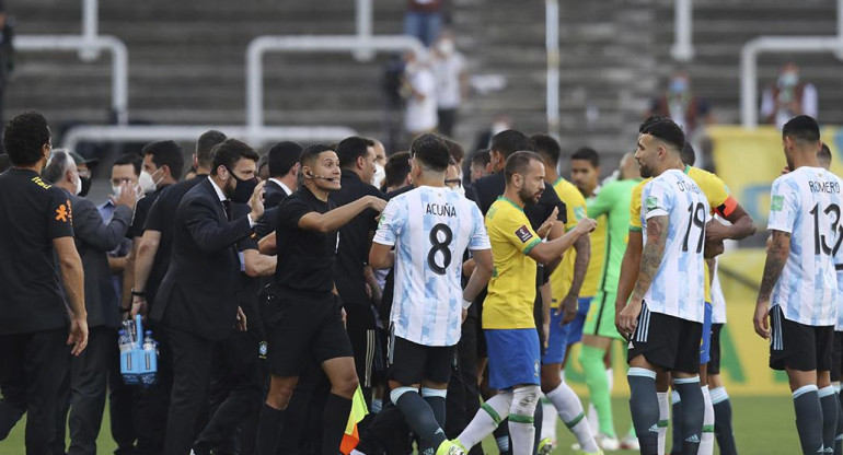 Así suspendieron el partido entre Argentina y Brasil, Reuters