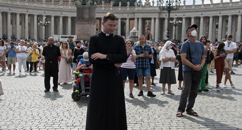 Fieles católicos frente al Vaticano, Roma, Iglesia, Reuters