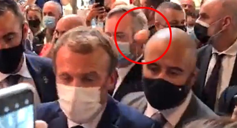 Huevazo contra Emmanuel Macron