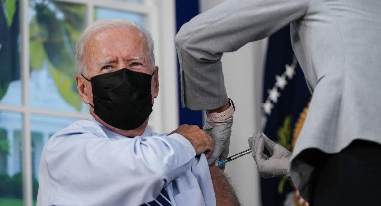 Joe Biden recibió la tercera dosis de Pfizer. EFE.