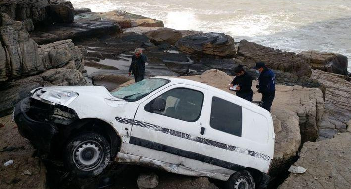 Accidente de una camioneta en Mar del Plata y caída a los acantilados