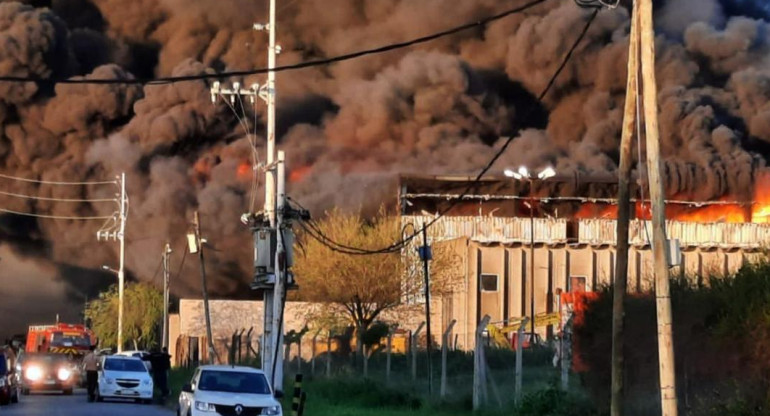Voraz incendio en el Parque Industrial de Quilmes, NA
