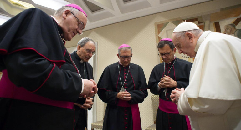 Papa Francisco con los cardenales, Vaticano, Reuters