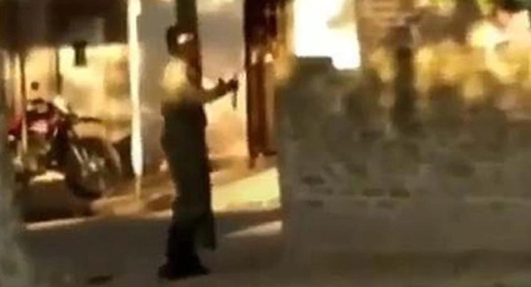 Hombre enmascarado y con una katana que amenazó a vecinos en Caseros