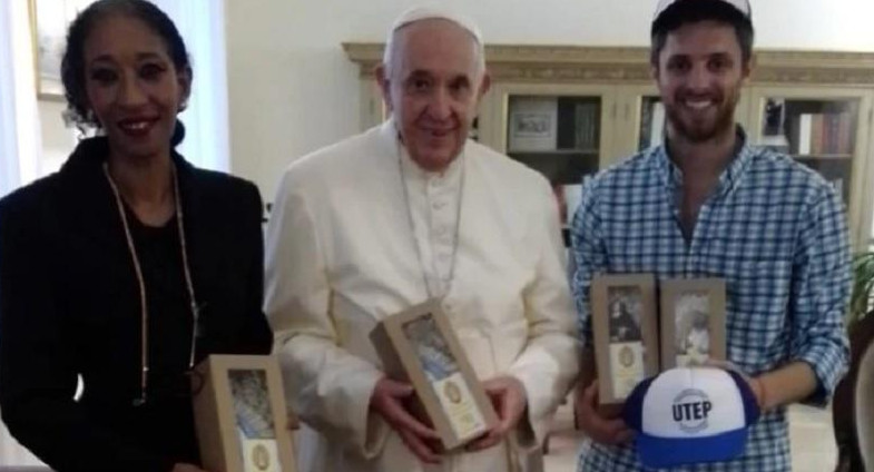 María Fernanda Silva y Lucas Pedró junto al papa Francisco