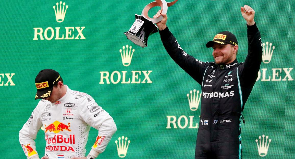 Valtteri Bottas celebra con su trofeo de F1, Reuters