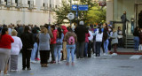 Los beneficiarios de planes sociales se confunden con los jubilados en la cola frente a los bancos, foto NA