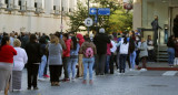 Los beneficiarios de planes sociales se confunden con los jubilados en la cola frente a los bancos, foto NA