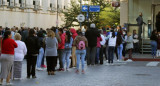 Los beneficiarios de planes sociales se confunden con los jubilados en la cola frente a los bancos, foto NA