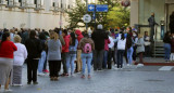 Los beneficiarios de planes sociales se confunden con los jubilados en la cola frente a los bancos, foto NA