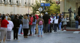 Los beneficiarios de planes sociales se confunden con los jubilados en la cola frente a los bancos, foto NA