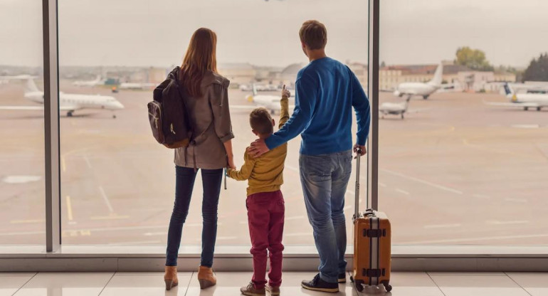 Familia en aeropuerto, niños, viajes 