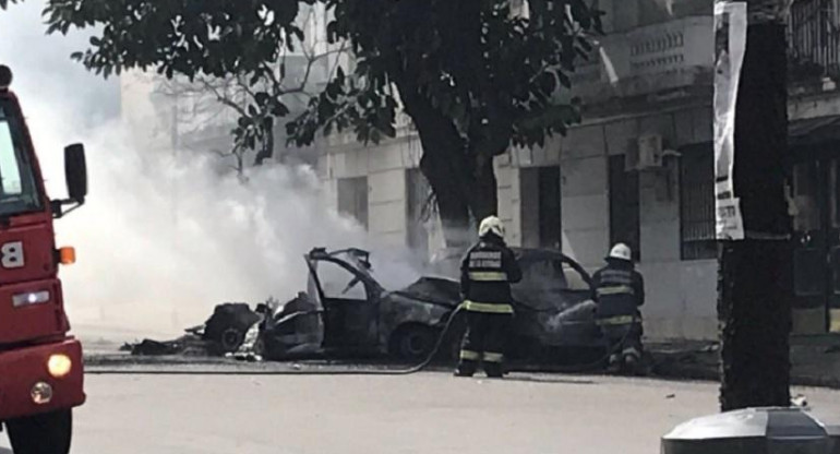 Video impactante: un taxi explotó, se incendio y causó pánico en Recoleta	