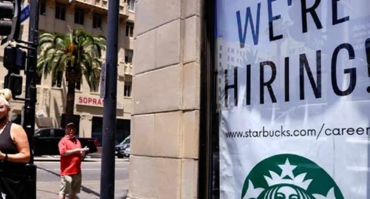 Un cartel de reclutamiento cuelga en Starbucks en Los Ángeles, NA