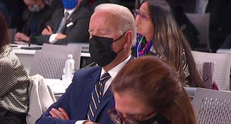 Joe Biden se duerme en la Cumbre del Cambio Climático