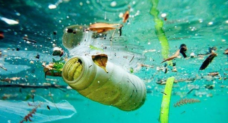 Estudian el uso de satélites para localizar los plásticos en los océanos	