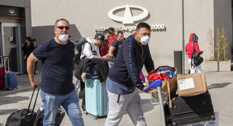 Turistas en el Aeropuerto de Ezeiza, NA.