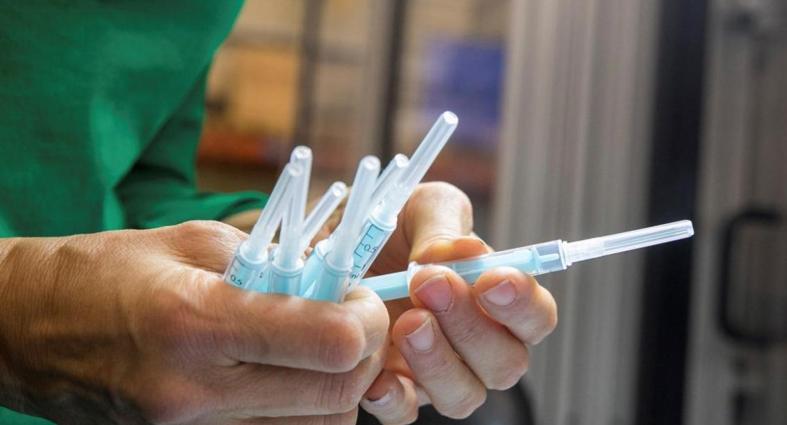 Jeringas, vacuna contra el covid, Reuters
