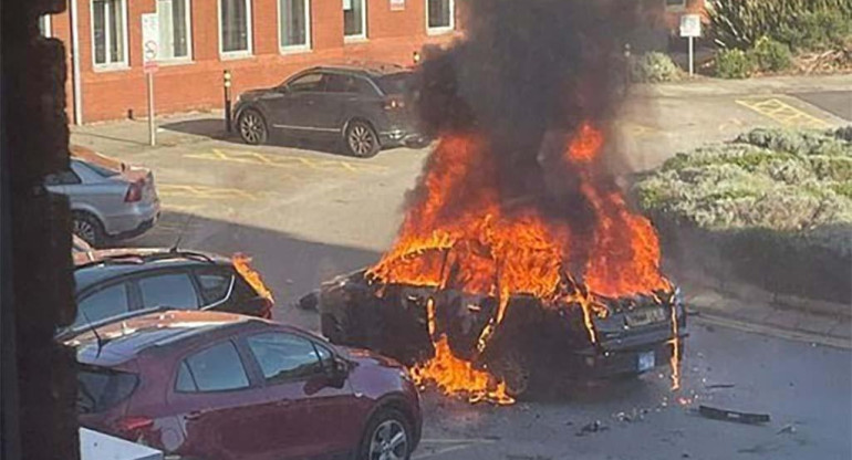 Explosión de un auto frente a un hospital en Liverpool