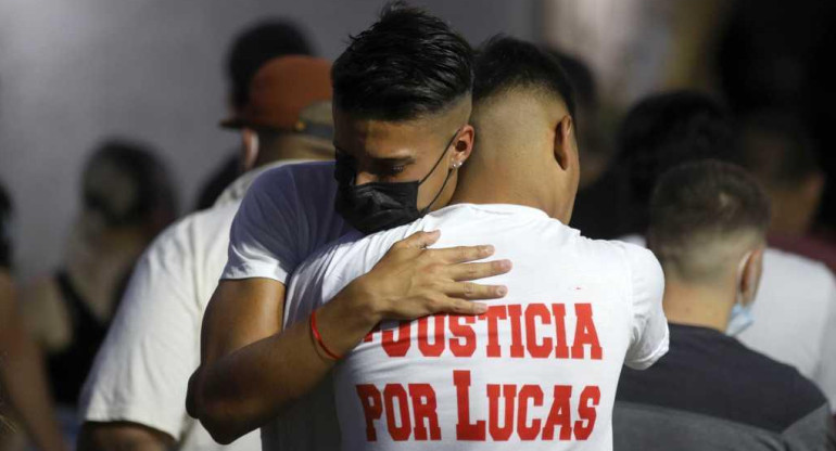 Despiden los restos del futbolista asesinado Lucas González, NA