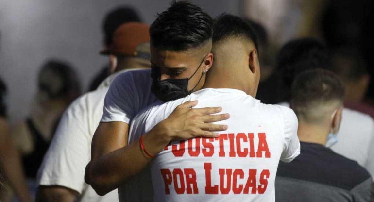 Despiden los restos del futbolista asesinado Lucas González, NA