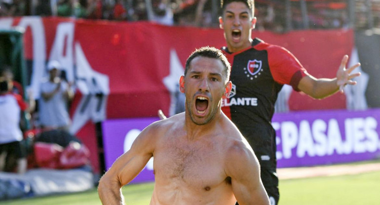 Maxi Rodríguez festeja el gol que le dió el triunfo a Newells sobre Central Córdoba. Foto NA