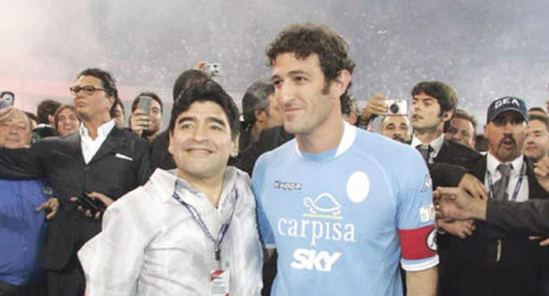 Ciro Ferrara y Diego Maradona en Napoli.