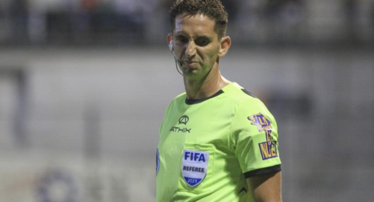 El árbitro Nicolás Lamolina, foto NA