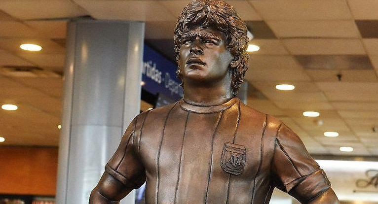 Estatua de Maradona en el Aeropuerto de Ezeiza