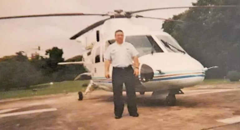 Juan Carlos Zarza delante del Sikorsky S 76-B que usó para evacuar de la Casa Rosada al expresidente De la Rúa, foto NA