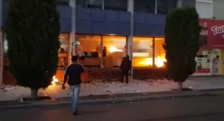 Atacaron e incendiario el edificio del diario El Chubut en Trelew