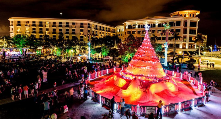 Una ciudad de Florida presentó un árbol de Navidad de 10 metros hecho de arena, EFE