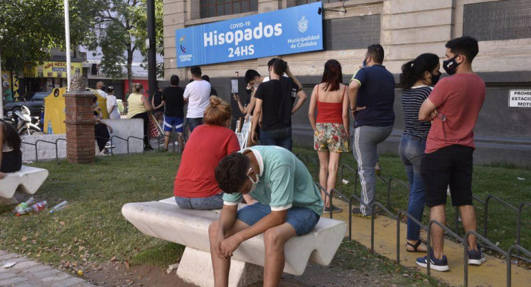 Hisopados y testeos en el ex Registro Civil de avenida Colón de la ciudad de Córdoba, foto La Voz