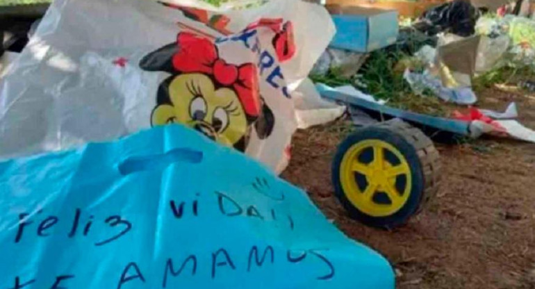 Crimen de Lucio Dupuy: vaciaron el departamento donde vivía el nene y tiraron los juguetes a la calle. Foto: Los Andes