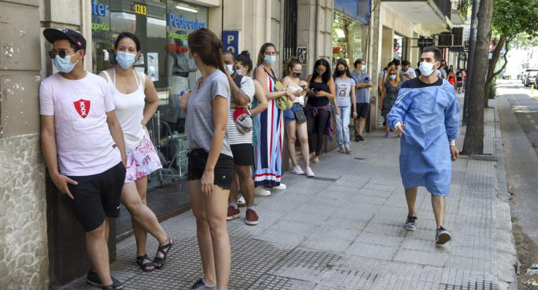 Coronavirus, Argentina, pandemia, fila para hisopado, NA
