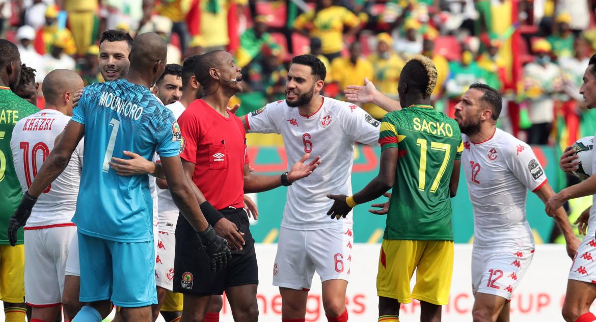 Escándalo en la Copa África por el árbitro del partido entre Túnez y Mali, REUTERS