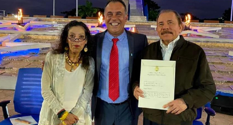 Daniel Capitanich, embajador argentino en Managua, con Daniel Ortega y su esposa Rosario Murillo