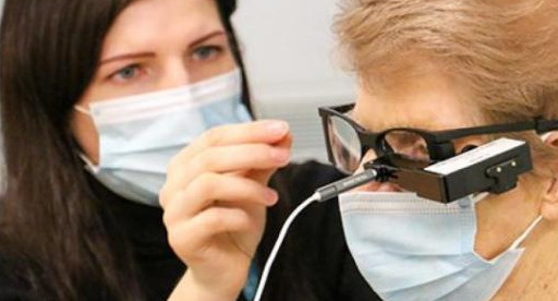 Una mujer recupera su visión tras recibir el primer implante de un chip biónico