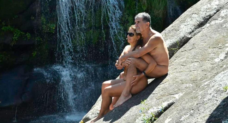 Pareja nudista promueve turismo al desnudo