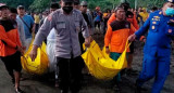 Tragedia en Indonesia: meditaban en la playa y los sorprendió la marea que dejó 10 muertos	