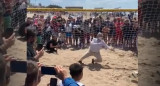 Alberto Fernández atajó un penal en la playa de Mar de Ajó