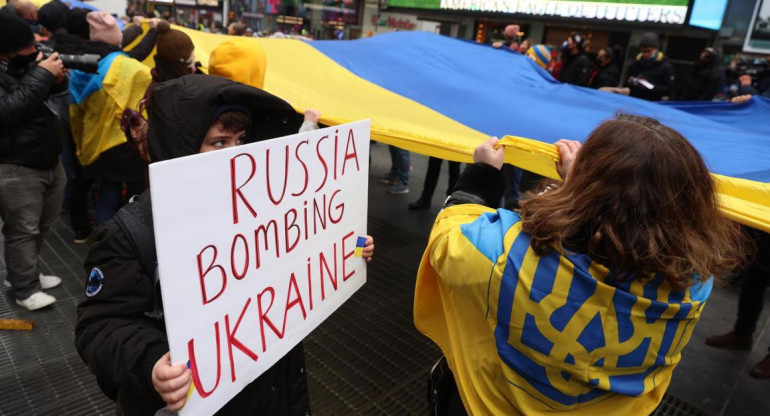 Manifestantes apoyan a Ucrania en Times Square, EFE