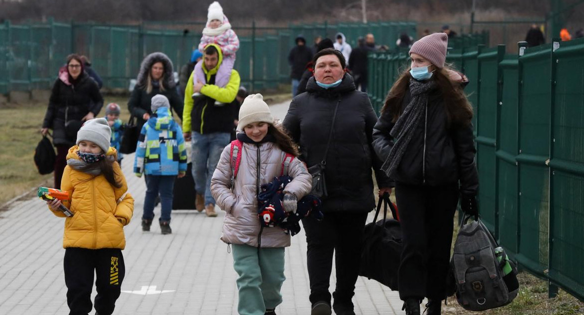 Ucranianos dejan su país tras la invasión rusa, foto Reuters