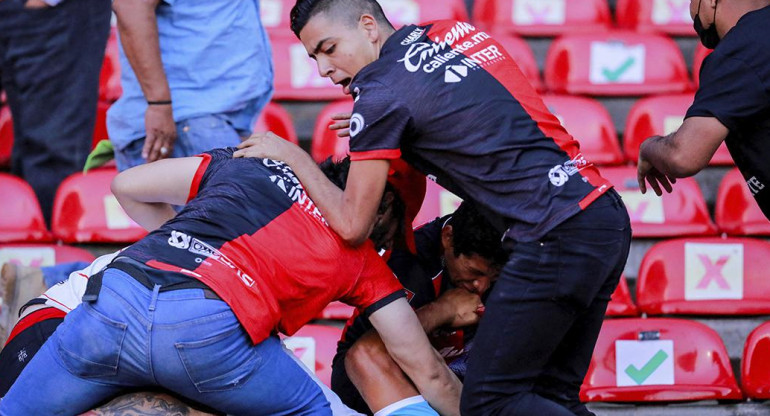 Violencia en el fútbol, México, pelea de barrabravas, Reuters