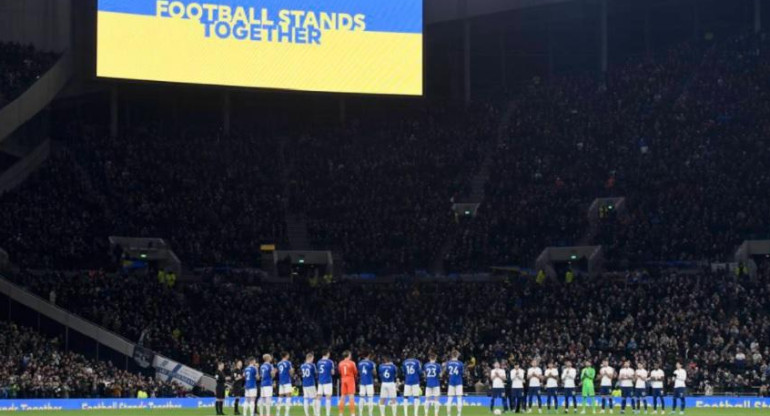 Jugadores de Tottenham y Everton en el minuto de aplausos en apoyo a Ucrania, antes del partido de fútbol por la Premier League inglesa, en Londres, Gran Bretaña. Foto: EFE